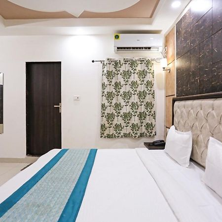 Aero Home Stay- Bed & Breakfast New Delhi Exteriör bild