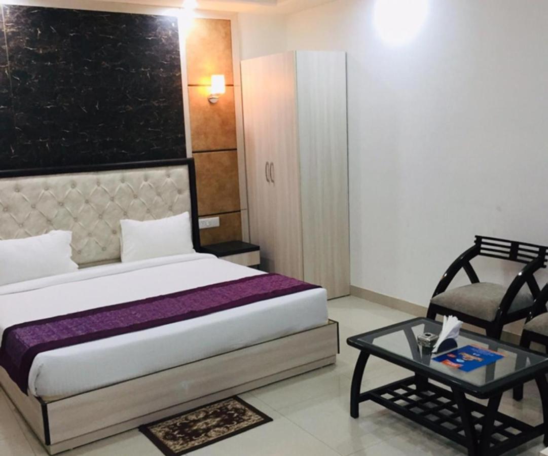 Aero Home Stay- Bed & Breakfast New Delhi Exteriör bild