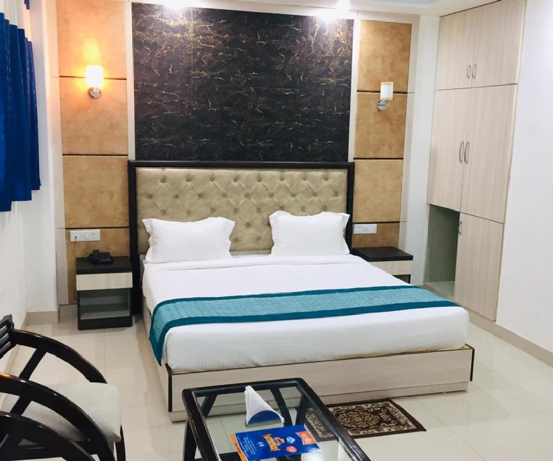 Aero Home Stay- Bed & Breakfast New Delhi Exteriör bild