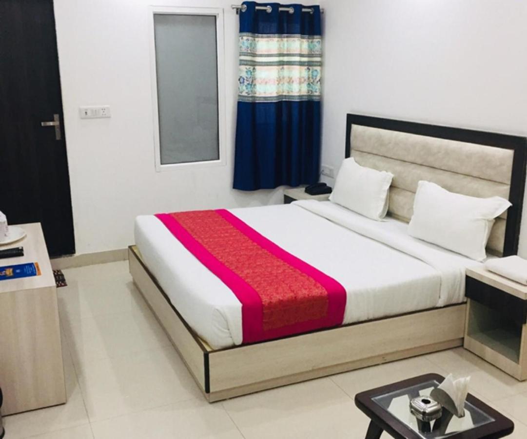 Aero Home Stay- Bed & Breakfast New Delhi Exteriör bild