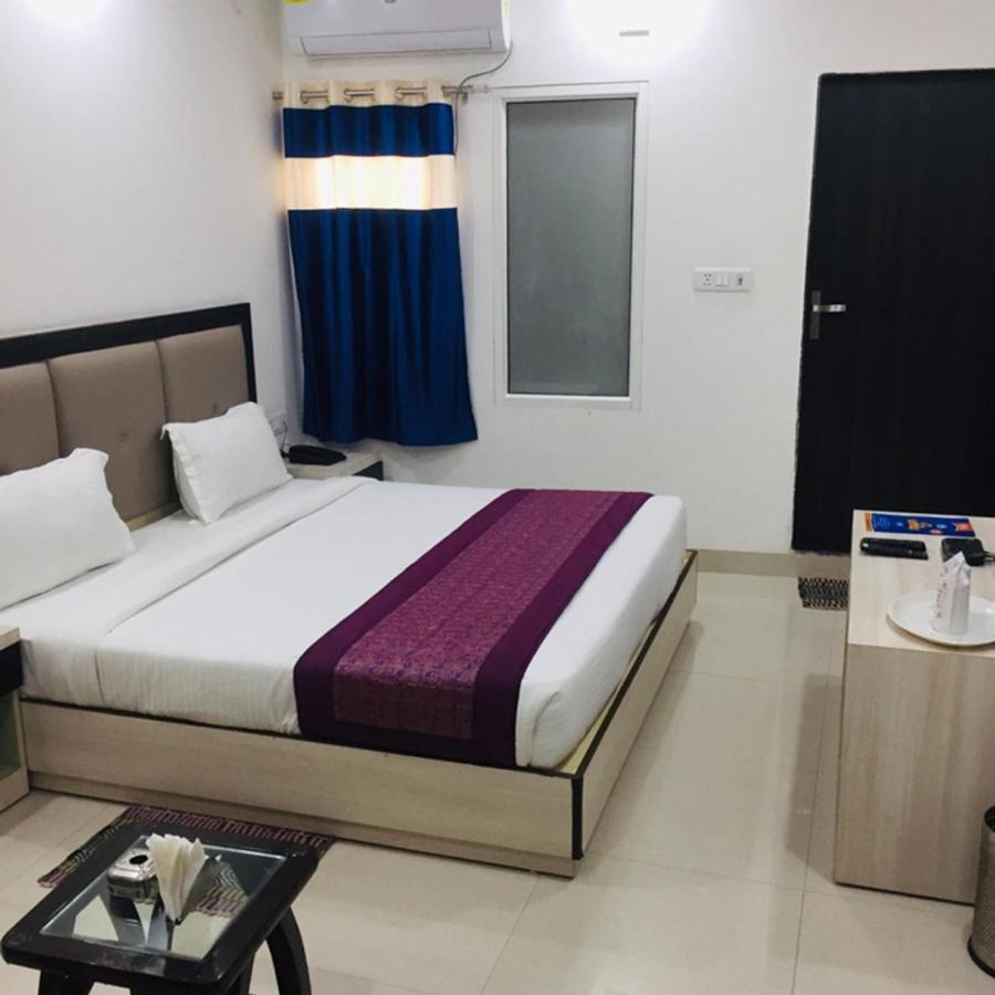 Aero Home Stay- Bed & Breakfast New Delhi Exteriör bild