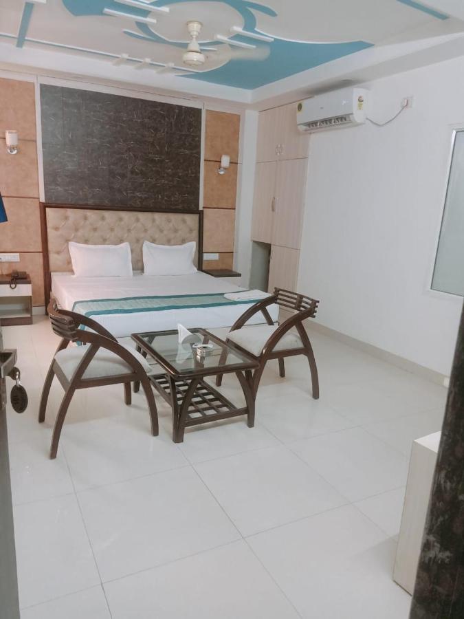 Aero Home Stay- Bed & Breakfast New Delhi Exteriör bild